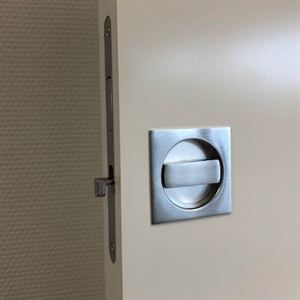 Lås til skydedør, square design hagelås/vrider, børstet krom, isat